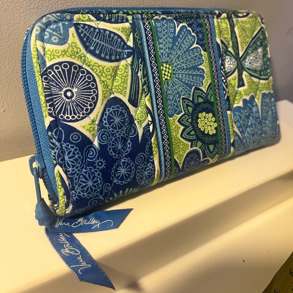 Vera Bradley zip around wallet in good condition!!